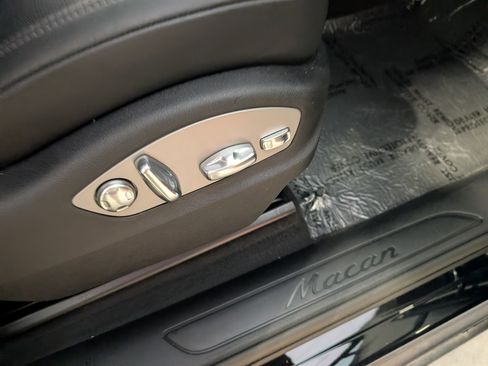 Used 2025 Porsche Macan image 21