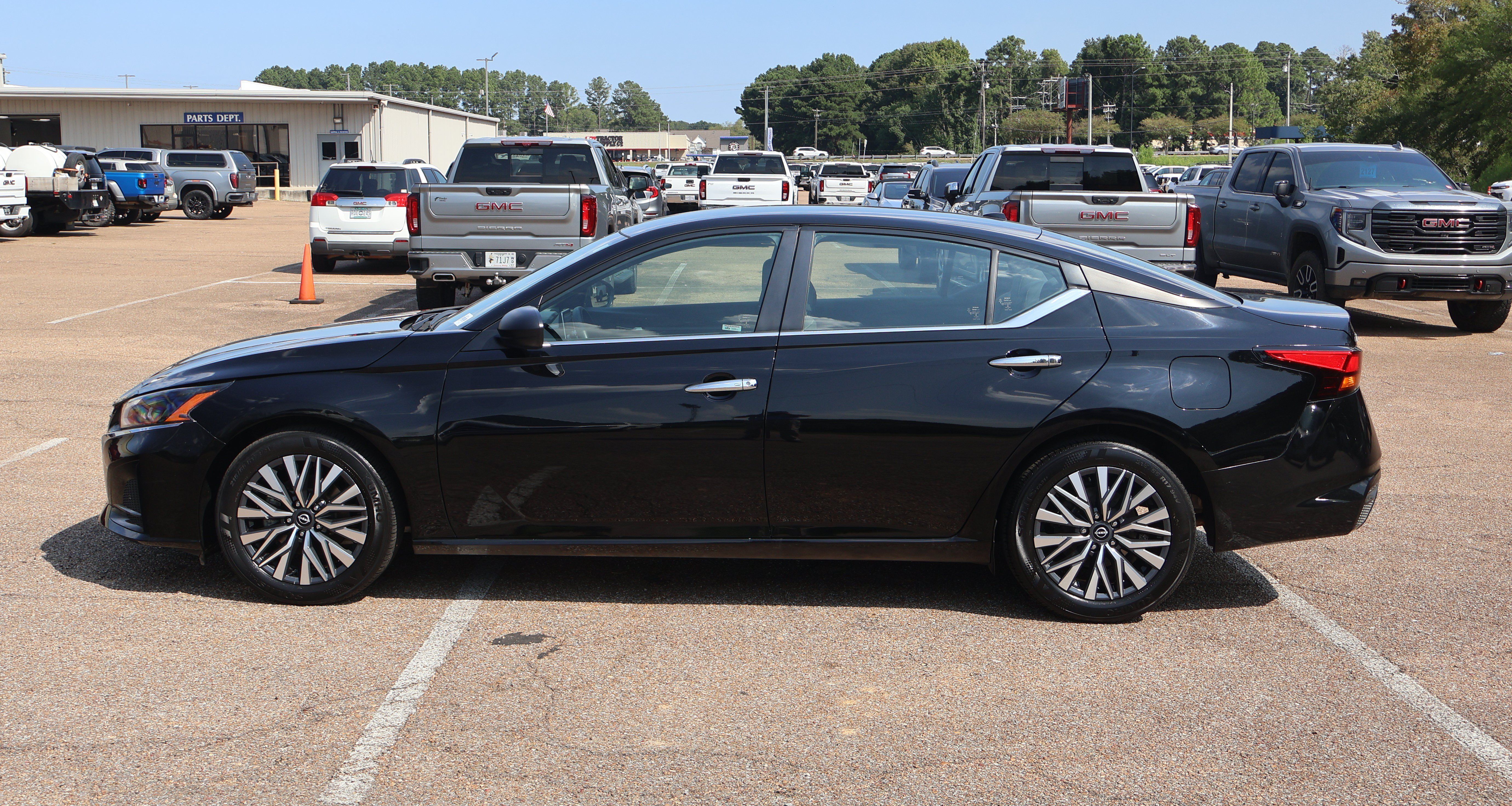 Used 2025 Nissan Altima 2.5 SV FWD image 3