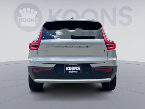 Certified 2025 Volvo XC40 B5 Plus AWD/4WD image 5