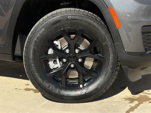 New 2025 Jeep Grand Cherokee L Altitude image 8