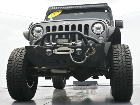 Used 2017 Jeep Wrangler Unlimited Rubicon w/ Connectivity Group AWD/4WD image 36
