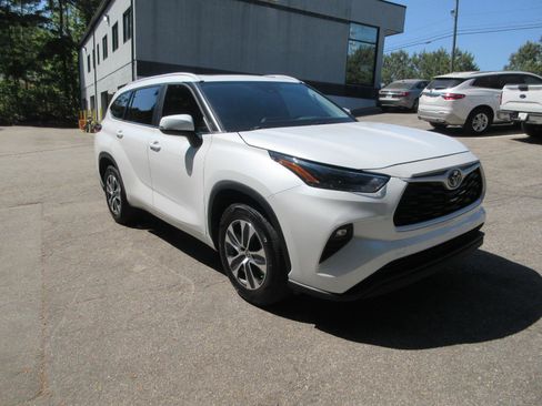 Used 2023 Toyota Highlander XLE FWD image 7