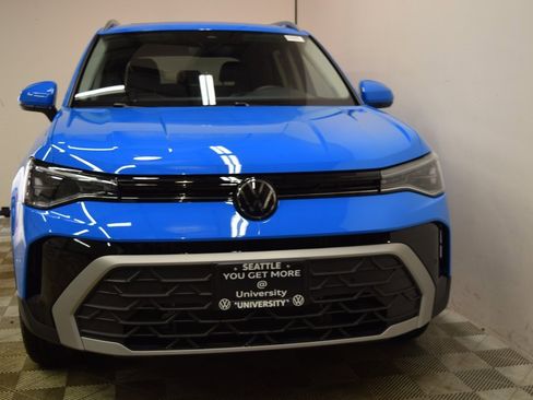 New 2025 Volkswagen Taos SE image 3