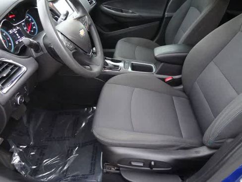 Used 2018 Chevrolet Cruze LT w/ Convenience Package FWD image 6