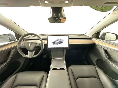 Used 2025 Tesla Model Y Long Range image 3