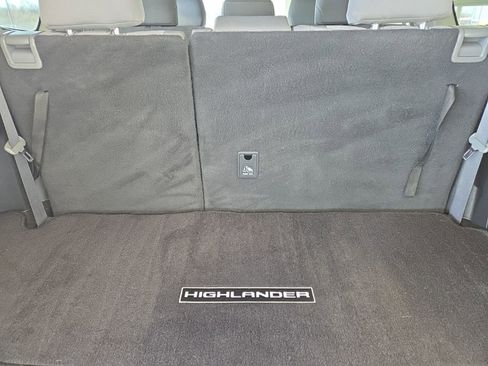 Used 2022 Toyota Highlander LE image 16