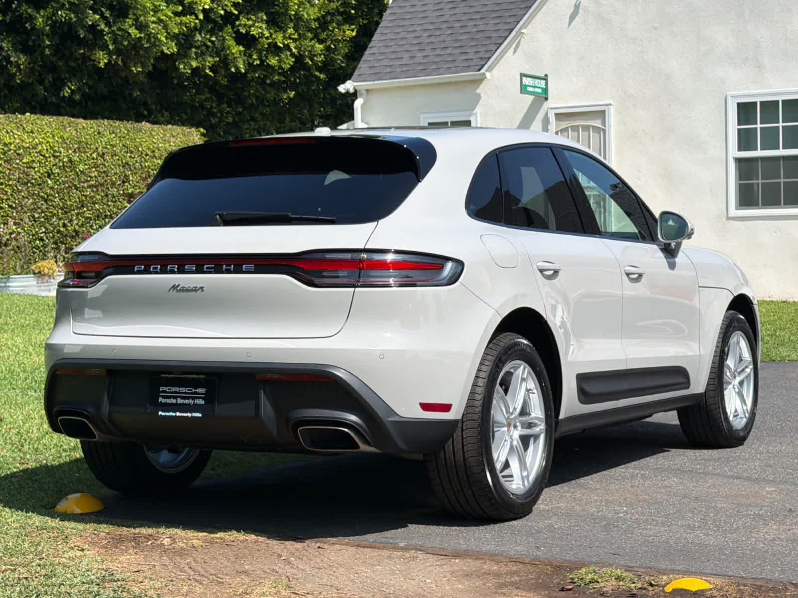 Certified 2025 Porsche Macan AWD/4WD image 8