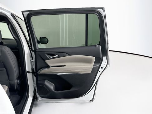 Used 2025 Chevrolet Traverse LT image 32