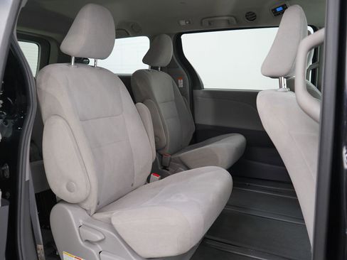 Used 2019 Toyota Sienna L image 15