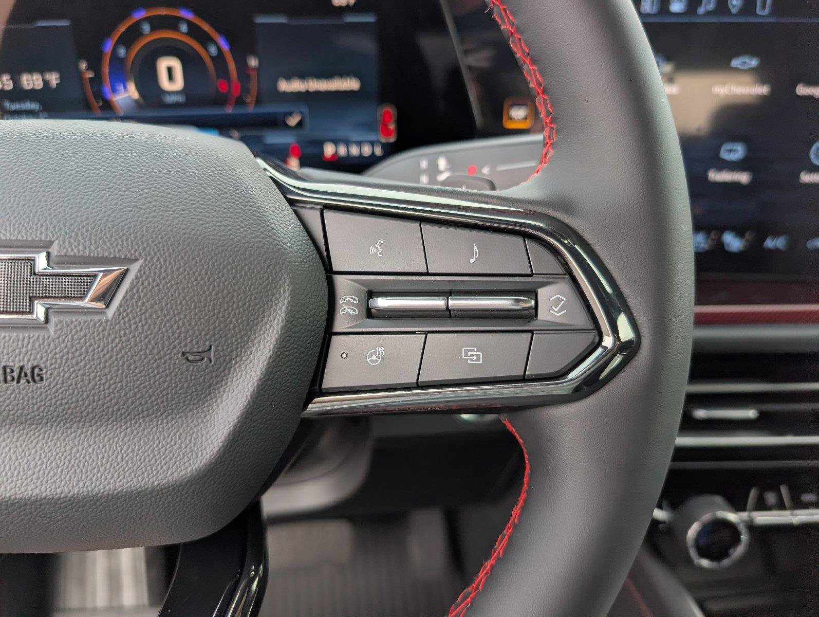 New 2027 Chevrolet Traverse RS w/ LPO, Floor Liner Package FWD image 25