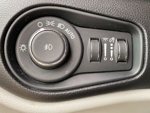 Used 2019 Jeep Renegade Limited w/ UConnect 8.4 Nav Group AWD/4WD image 41