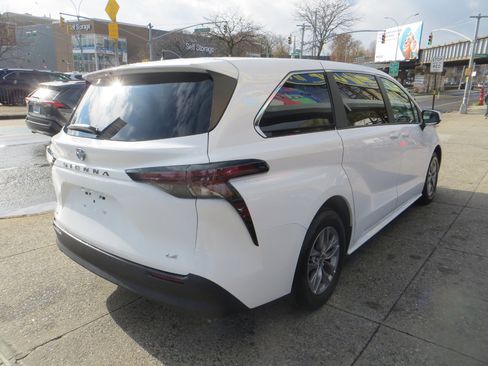 Used 2025 Toyota Sienna LE image 29