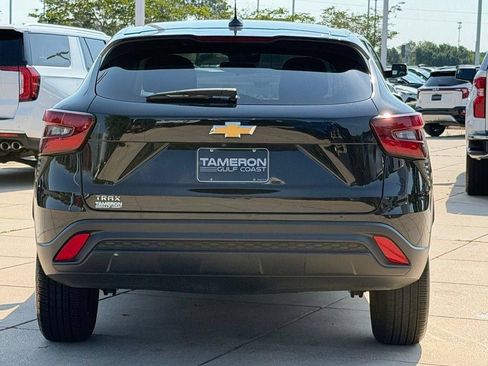 Used 2025 Chevrolet Trax LS FWD image 3