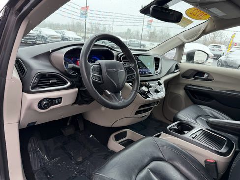 Used 2022 Chrysler Pacifica Touring-L image 13