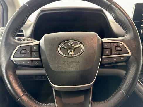 Certified 2021 Toyota Sienna XLE image 16