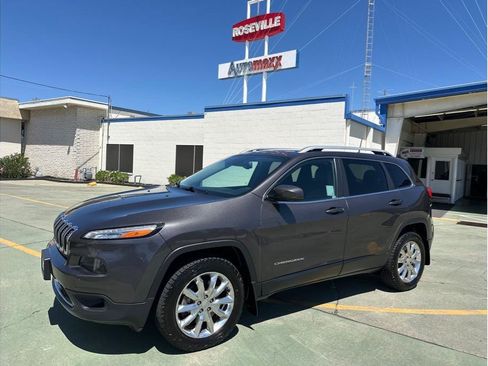 Used 2017 Jeep Cherokee Limited w/ Technology Group AWD/4WD image 11
