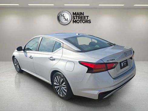 Used 2024 Nissan Altima 2.5 SV FWD image 3