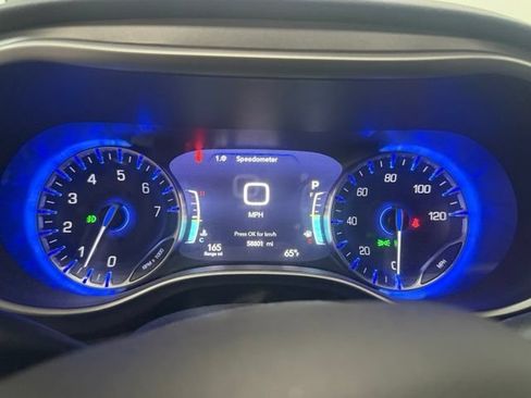 Used 2023 Chrysler Pacifica Touring-L FWD image 23