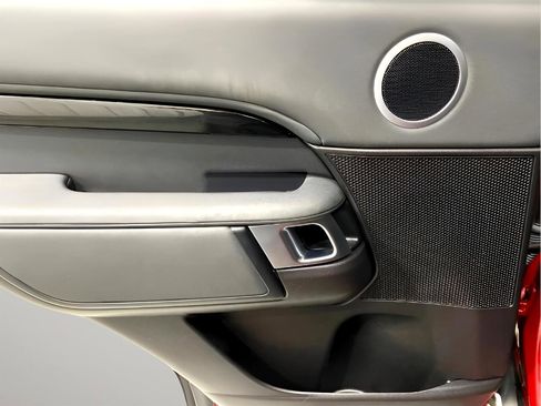 Used 2017 Land Rover Discovery SE image 25