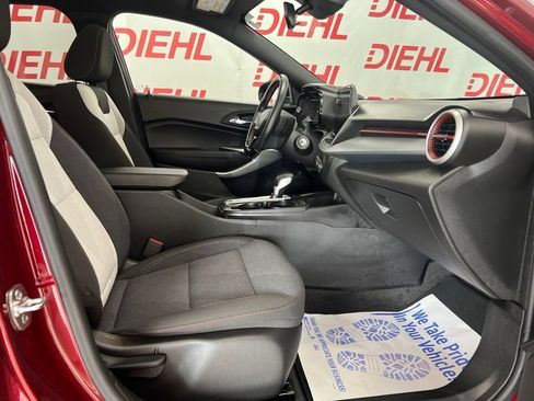 Used 2025 Chevrolet Trax RS w/ Sunroof Package FWD image 12