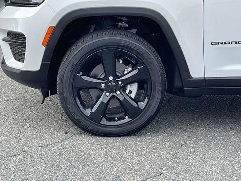 New 2025 Jeep Grand Cherokee Altitude image 10