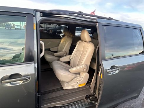 Used 2013 Toyota Sienna XLE image 12