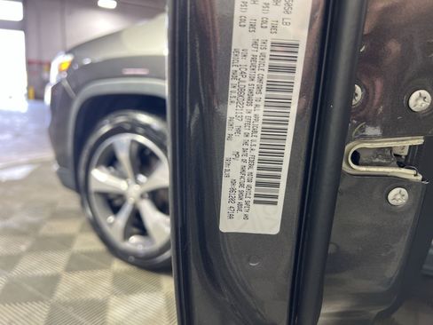 Used 2019 Jeep Cherokee Limited image 30