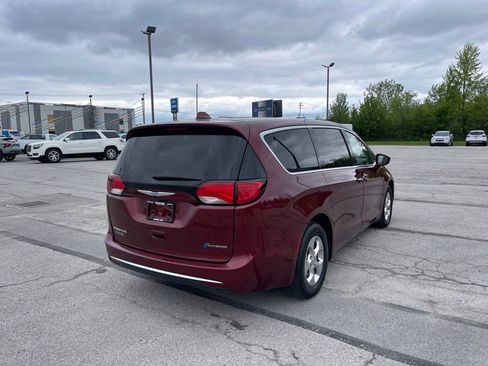 Used 2020 Chrysler Pacifica Touring FWD image 5