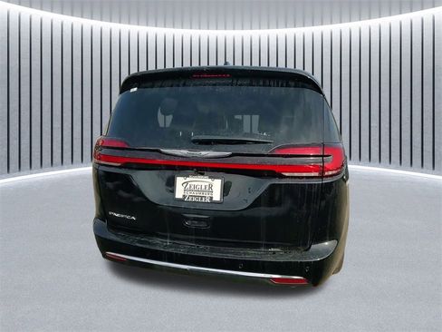 New 2026 Chrysler Pacifica Select image 11