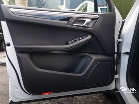 Used 2018 Porsche Macan image 18