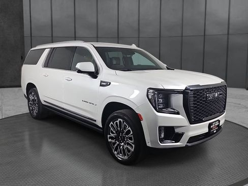 Used 2023 GMC Yukon XL Denali Ultimate AWD/4WD image 3