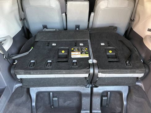 Used 2022 Toyota Sienna XLE w/ XLE Plus Package FWD image 17