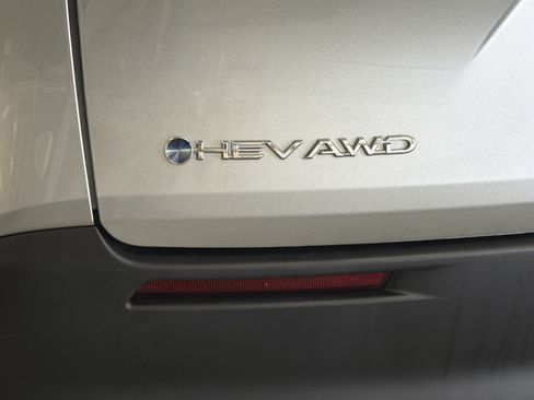 Used 2025 Toyota Sienna LE AWD/4WD image 42