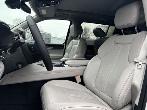 Used 2024 Jeep Wagoneer 4WD w/ Premium Group I image 4