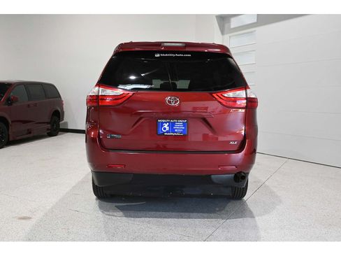 Used 2017 Toyota Sienna XLE FWD image 7
