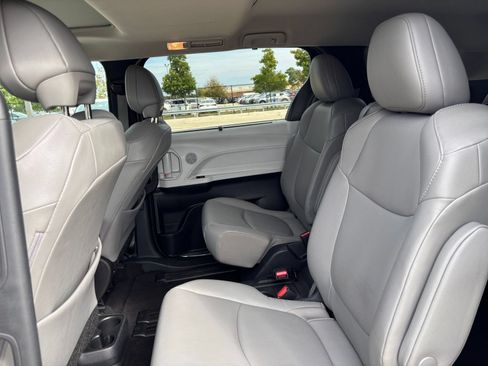 Used 2025 Toyota Sienna XLE FWD image 25