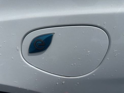 Used 2024 Chrysler Pacifica Limited FWD image 9