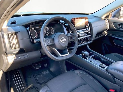 Used 2024 Nissan Pathfinder SV image 12