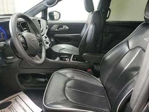 Used 2025 Chrysler Pacifica Limited FWD image 3