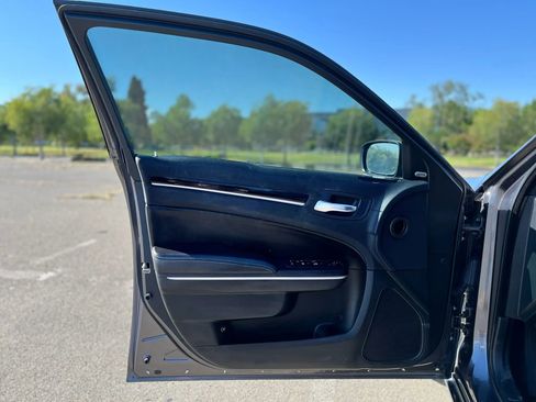 Used 2018 Chrysler 300 S AWD/4WD image 8