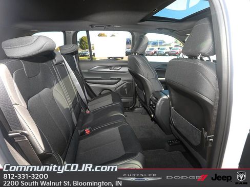 New 2025 Jeep Grand Cherokee Laredo X w/ Luxury Tech Group I image 18