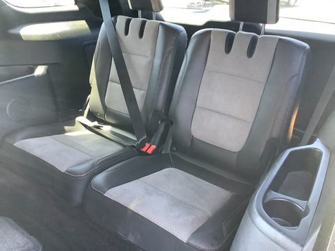 Used 2017 Ford Explorer XLT w/ Equipment Group 202A AWD/4WD image 13