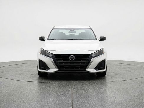 Used 2025 Nissan Altima 2.5 SV FWD image 2