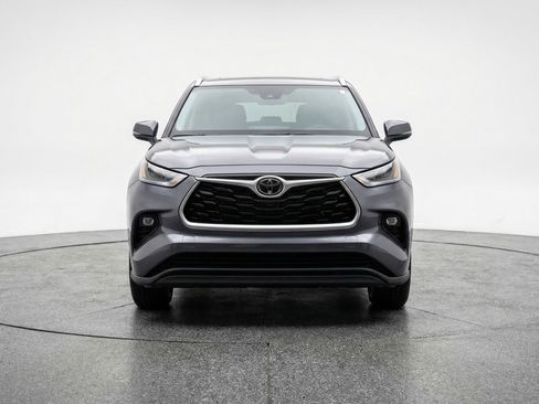 Used 2025 Toyota Highlander LE image 2