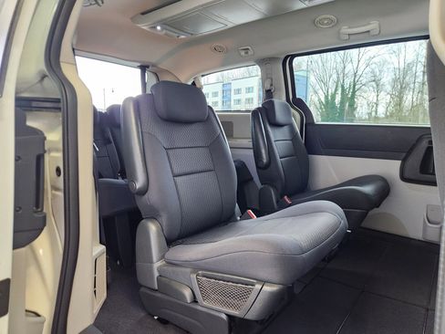 Used 2010 Dodge Grand Caravan SXT FWD image 15