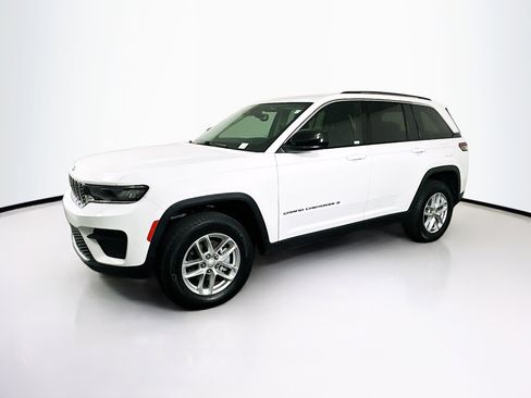 Used 2023 Jeep Grand Cherokee Laredo w/ Trailer Tow Prep Group (B) image 4