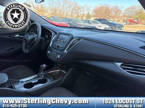 Used 2018 Chevrolet Malibu LT image 17