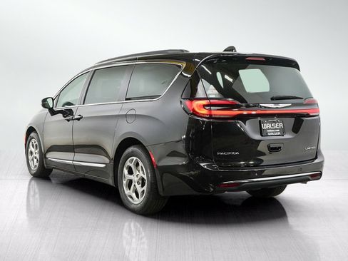 Used 2023 Chrysler Pacifica Limited FWD image 3