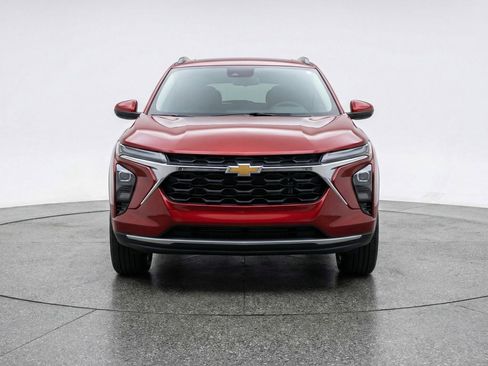 Used 2025 Chevrolet Trax LT w/ LT Convenience Package image 2