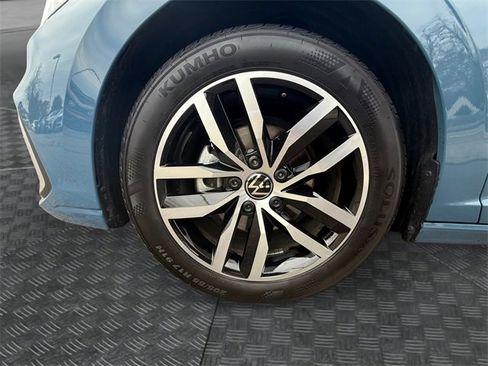 Used 2025 Volkswagen Jetta SE w/ Sunroof Package image 9